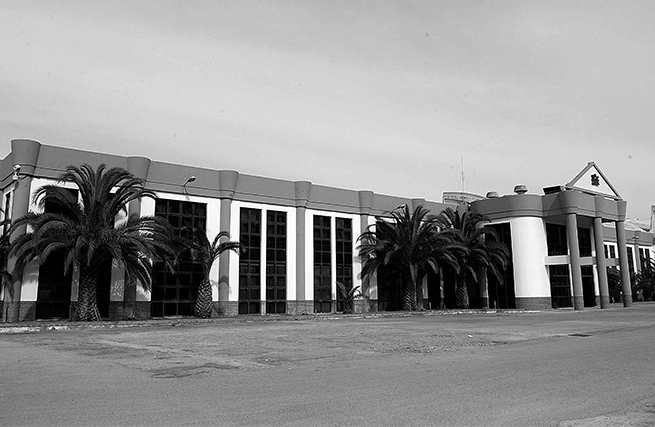 Fachada de edifício do Comissariado e o Fundo de Desemprego